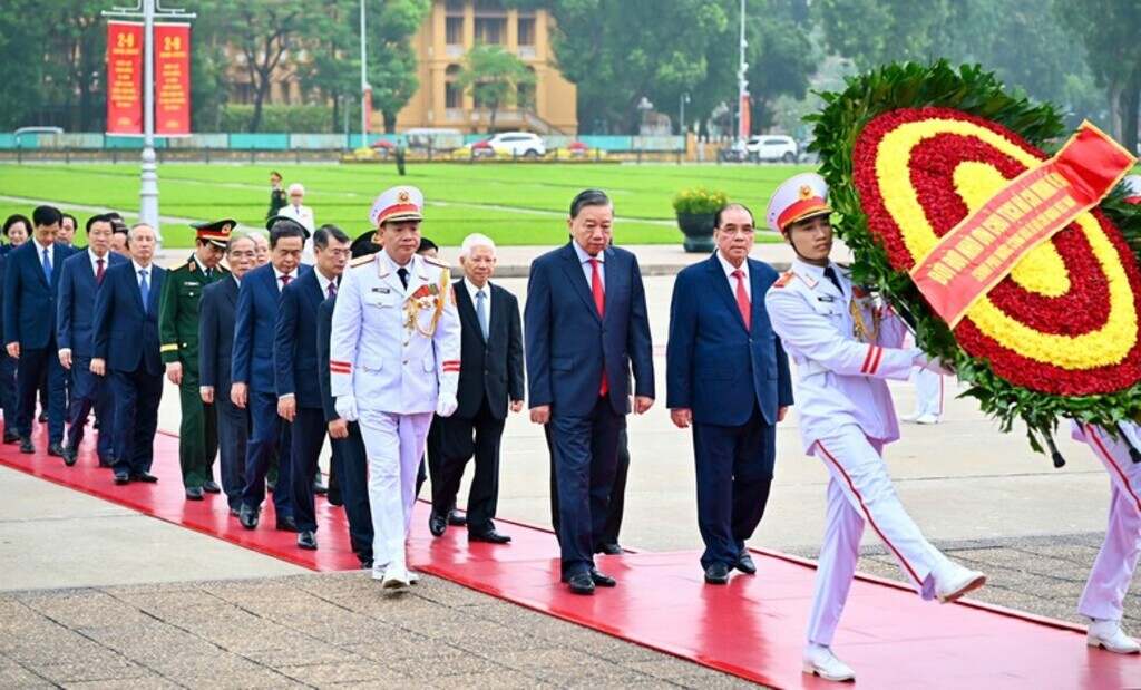 lideres-politicos-vietnamitas-rinden-homenaje-a-ho-chi-minh