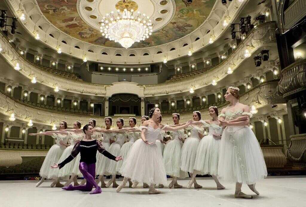 las-zapatillas-de-la-giselle-de-cuba-en-la-memoria-del-teatro-bolshoi
