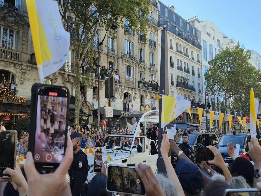 unas-300-mil-personas-saludan-a-leon-xiv-en-recorrido-por-paris