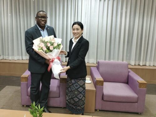 llega-a-laos-rector-de-universidad-del-deporte-en-cuba