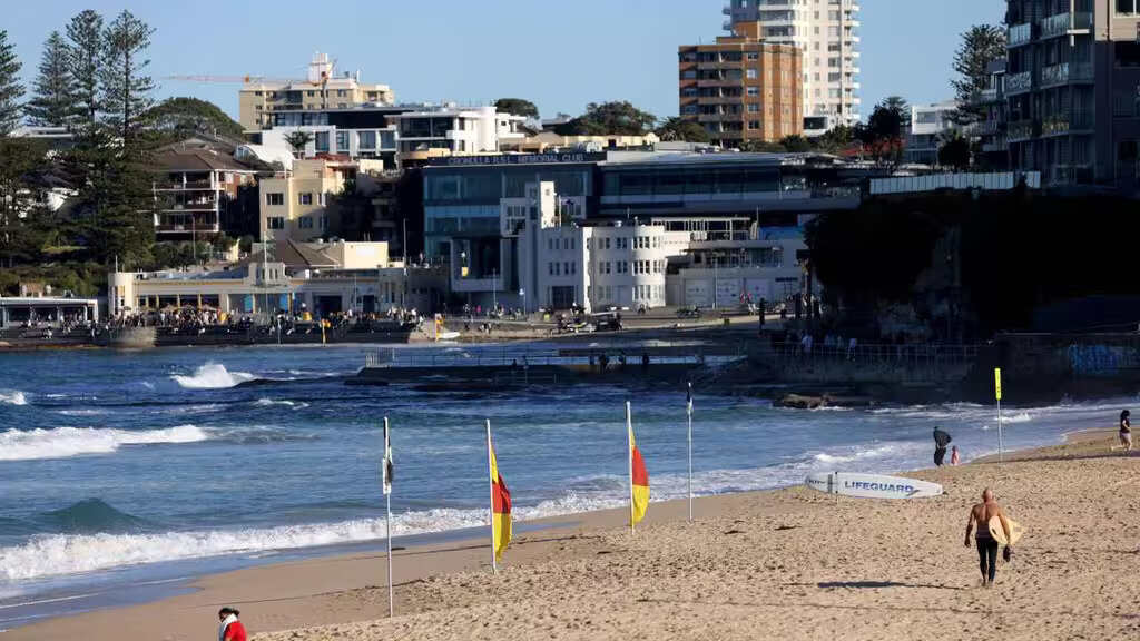 evacuan-playa-en-australia-tras-alerta-de-tiburon-detectado-con-dron