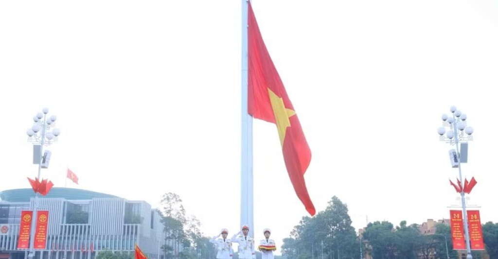 vietnamitas-acompanan-izado-de-bandera-en-fecha-patria
