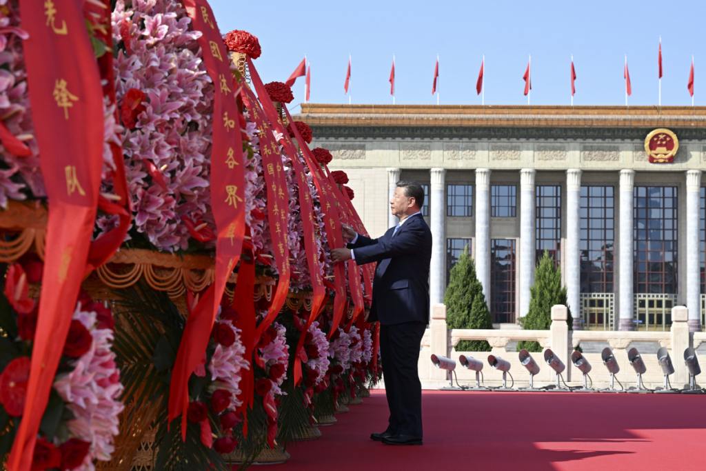 china-rinde-tributo-a-sus-martires-y-se-alista-para-dia-nacional