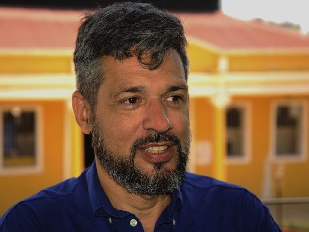 entregan-distincion-a-escritor-ruben-rodriguez-en-cuba-2