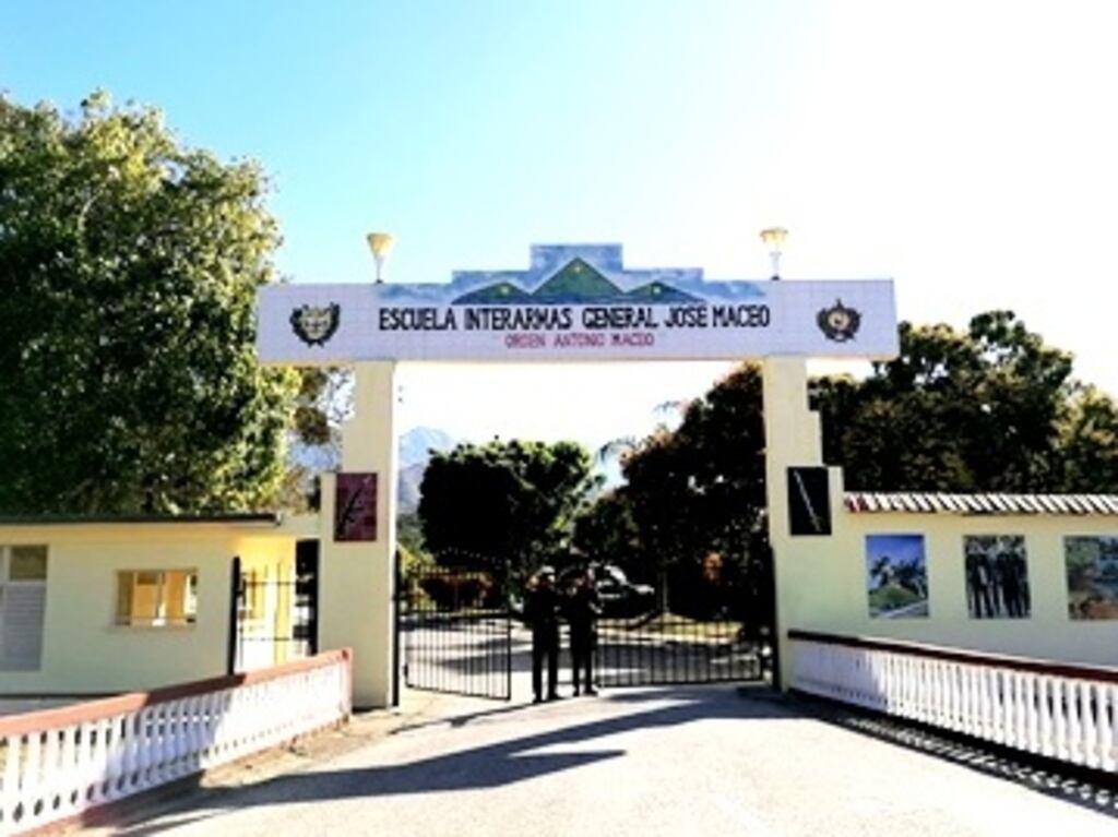 excadetes-nicaraguenses-saludan-aniversario-de-escuela-militar-cubana