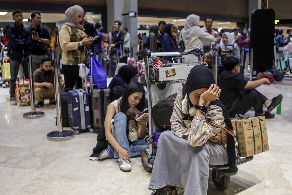 cierran-ocho-aeropuertos-en-indonesia-por-volcan-en-erupcion