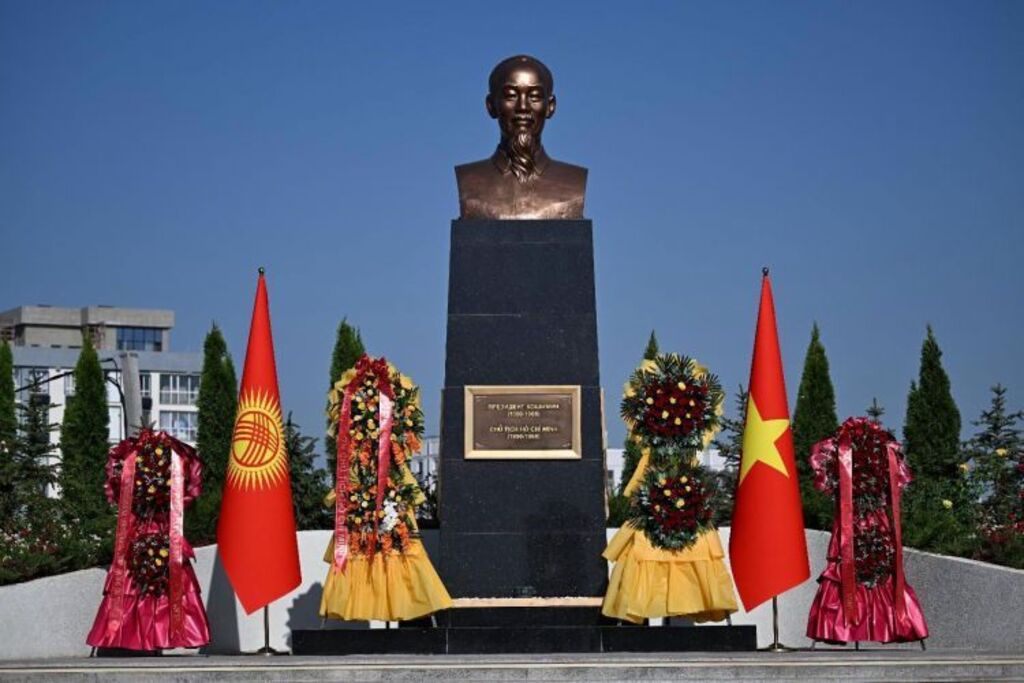 inauguran-monumento-a-ho-chi-minh-en-biskek