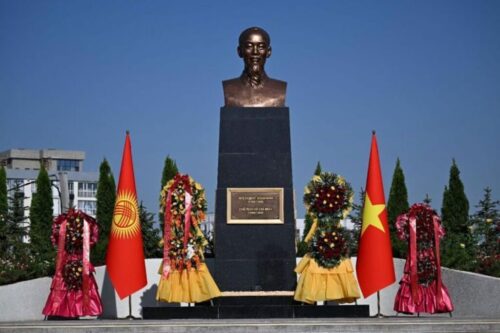 inauguran-monumento-a-ho-chi-minh-en-biskek