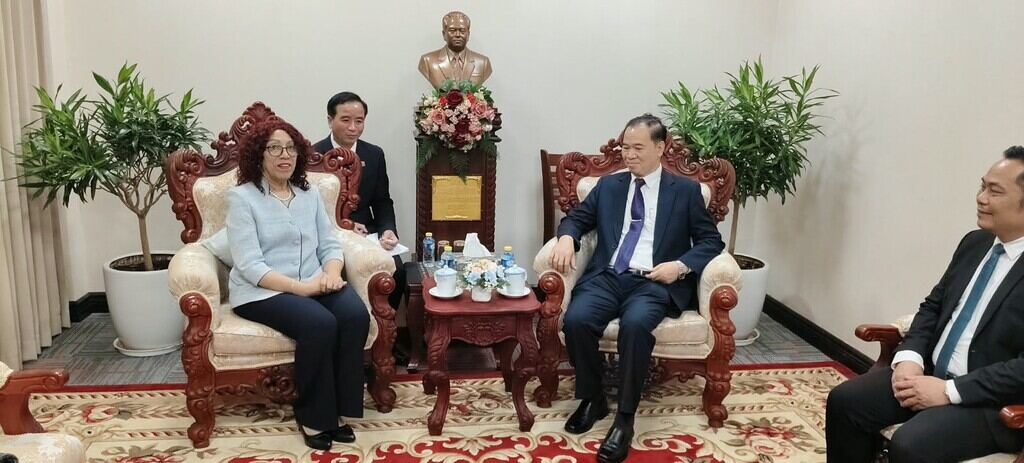 viceprimer-ministro-laosiano-recibe-a-embajadora-y-rector-cubanos