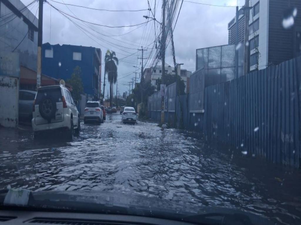 lluvias-provocan-acumulacion-de-agua-en-zonas-de-santo-domingo