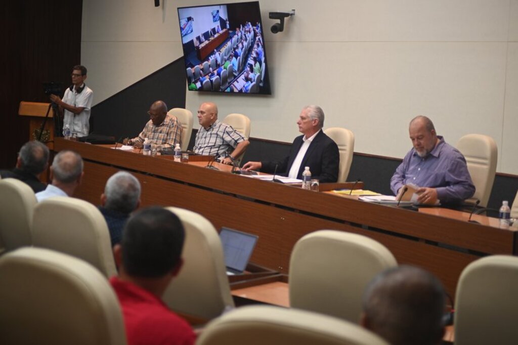presidente-de-cuba-insta-a-transformar-actividad-empresarial-estatal