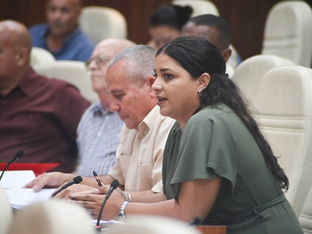 presidente-de-cuba-insta-a-transformar-actividad-empresarial-estatal