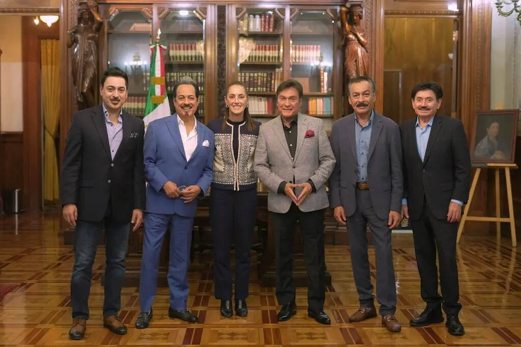 presidenta-mexicana-recibe-a-los-tigres-del-norte-en-palacio-nacional