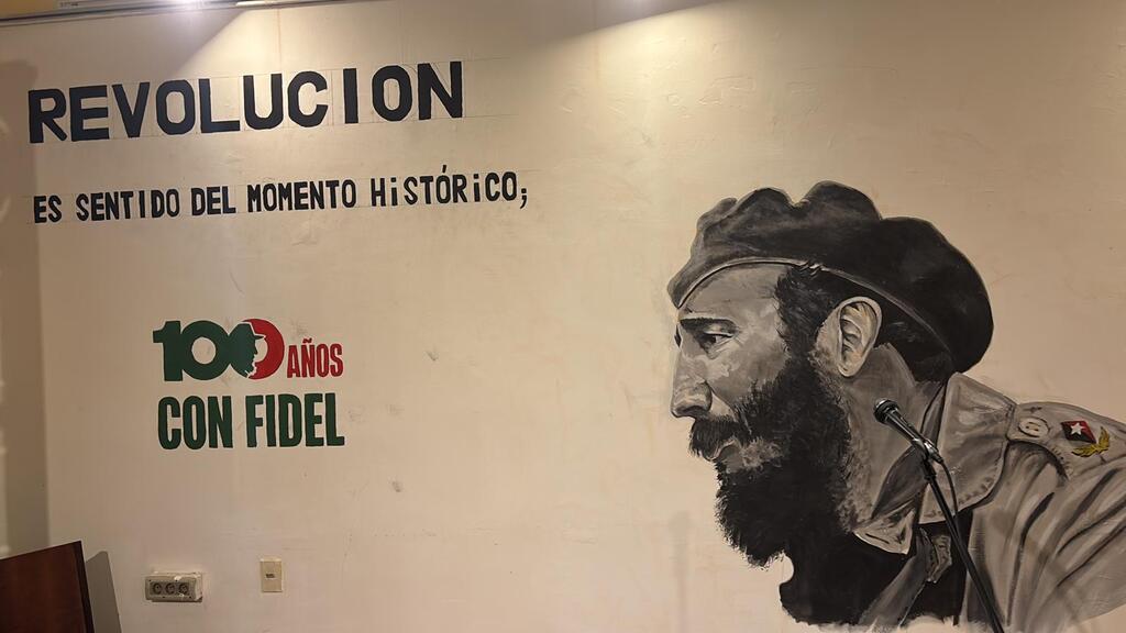 mural-y-concepto-de-revolucion-de-fidel-castro-en-uruguay