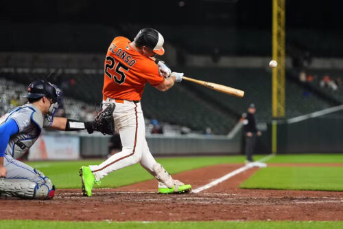 blue-jays-cede-ante-orioles-y-se-aleja-del-comodin-de-liga-americana