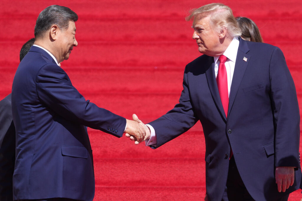 El presidente de China, Xi Jinping (i), saluda a su homólogo estadounidense, Donald Trump, durante su visita a los Archivos Nacionales de Estados Unidos este viernes, en Washington (Estados Unidos). EFE/Octavio Guzmán
