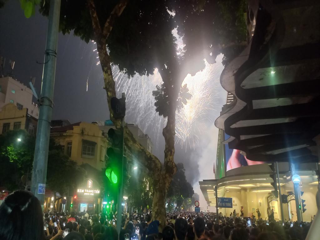justo-a-las-2100-hanoi-celebra-72-anos-de-la-liberacion