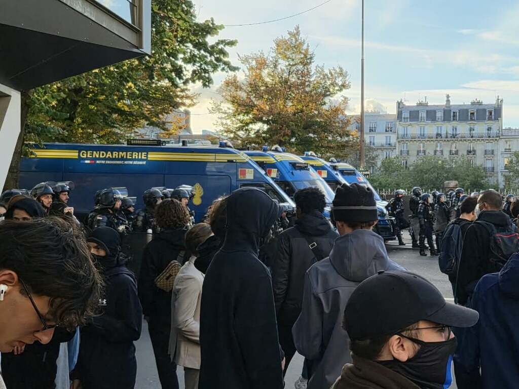 miles-de-estudiantes-en-protesta-en-centro-de-paris