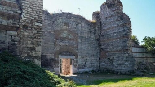 una-puerta-de-estambul-conserva-huellas-del-asedio-de-constantinopla