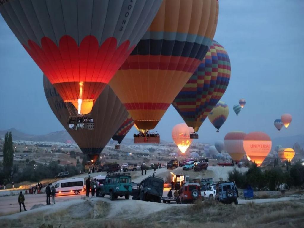 capadocia-atrae-a-turistas-asiaticos-con-sus-globos-aerostaticos