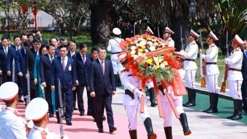 primeros-ministros-de-laos-y-vietnam-homenajean-a-extintos-lideres