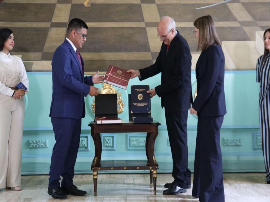 entregan-a-parlamento-proyecto-de-presupuesto-de-venezuela-para-2027