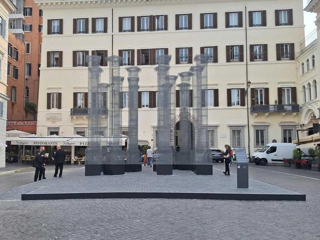 selva-transforma-plaza-historica-de-roma-con-columnas-de-metal