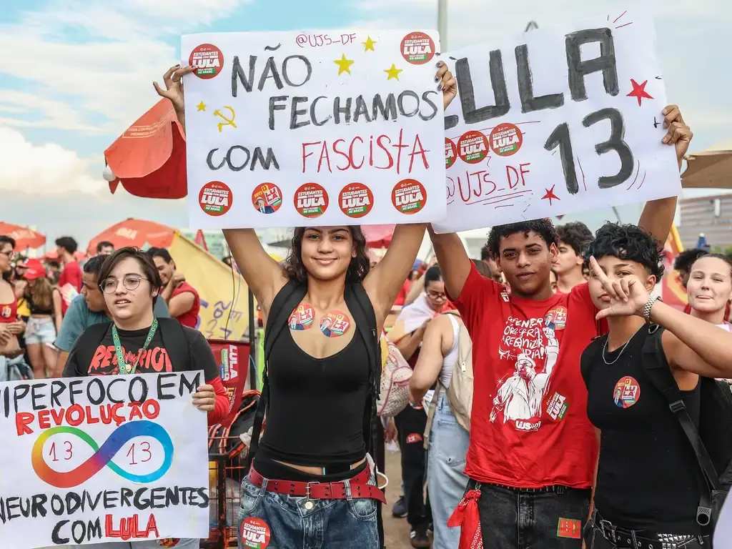 estudiantes-movilizan-apoyo-a-lula-en-brasilia