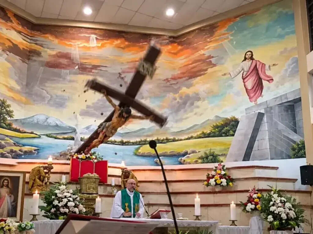 sacerdote-muere-en-ecuador-tras-caerle-una-cruz-durante-una-misa