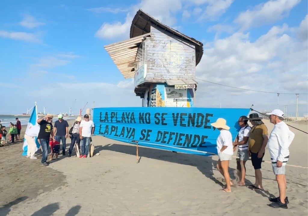 colectivo-se-moviliza-en-defensa-de-playa-en-manta-ecuador