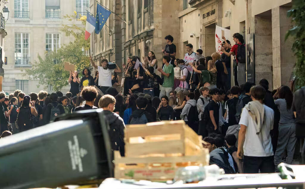 macron-reune-gobierno-galo-ante-protestas-de-450-mil-participantes