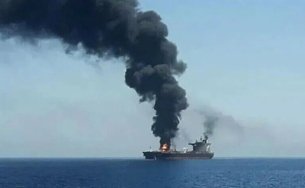 iran-reporta-explosion-en-petrolero-tras-choque-con-mina-en-ormuz