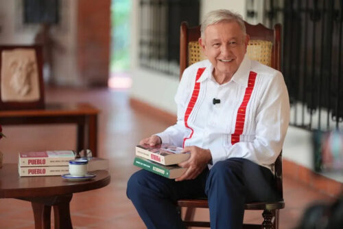 https://www.jornada.com.mx/noticia/2026/09/30/politica/amlo-reaparece-con-nuevo-libro-y-atribuye-decadencia-de-eu-a-su-modelo-economico-y-belico