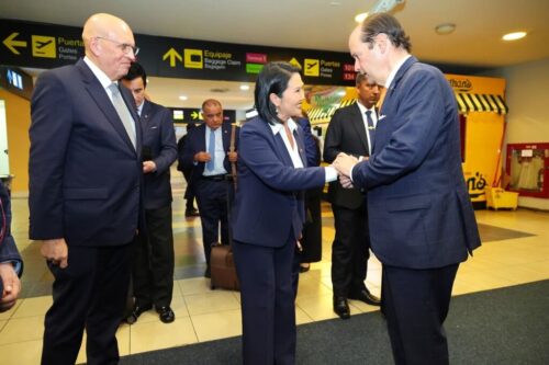 canciller-panameno-ofrece-bienvenida-a-presidenta-peruana