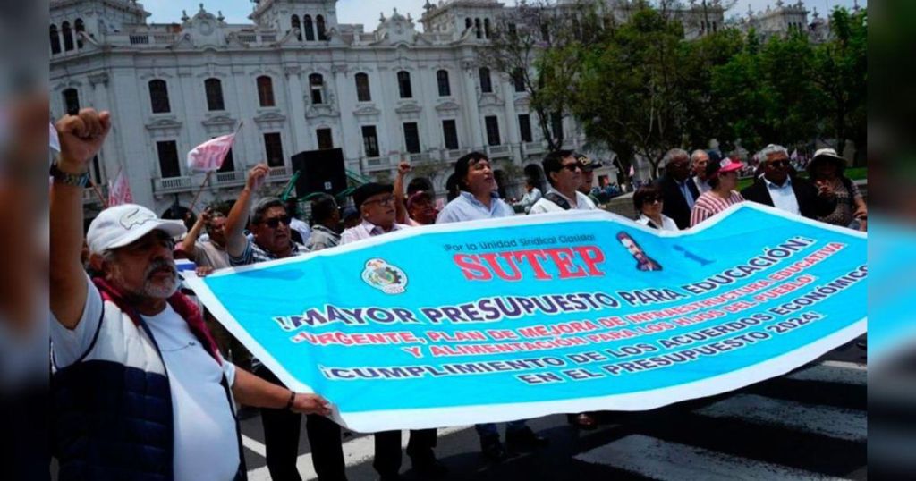 maestros-de-educacion-publica-cumplieron-paro-de-protesta-en-peru-2