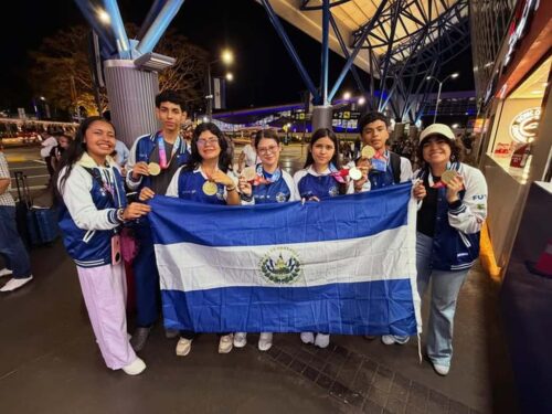 jovenes-salvadorenos-ganan-oro-en-competencia-mundial-de-robotica