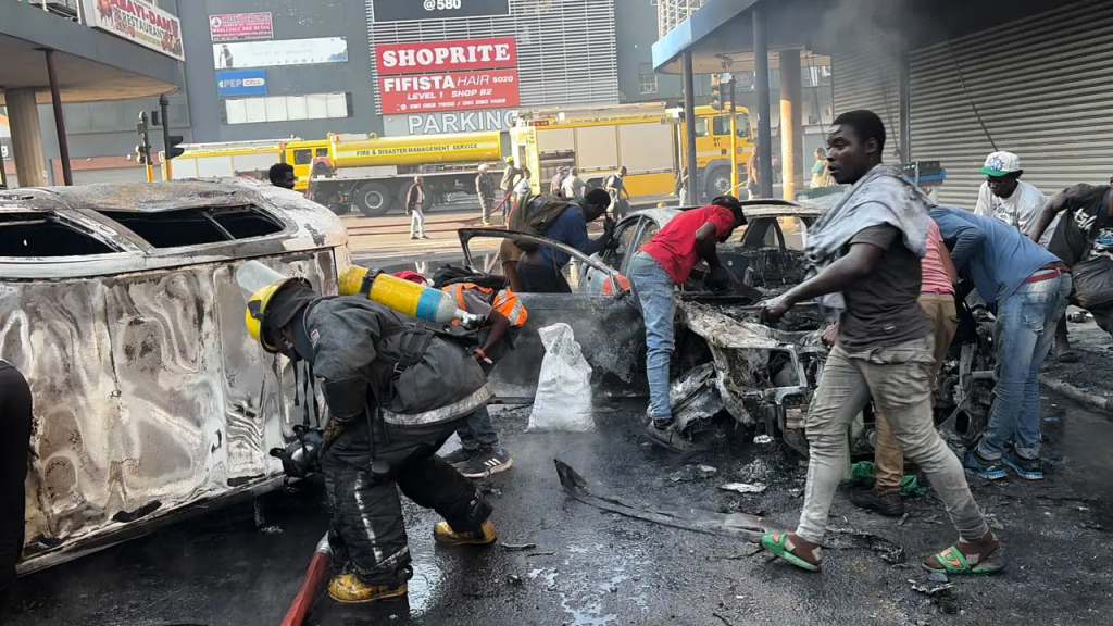 incendian-vehiculos-y-saquean-tiendas-en-sudafrica