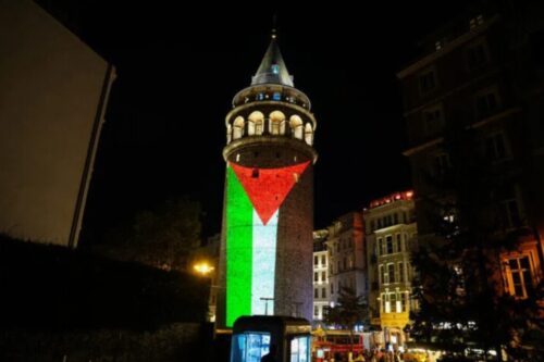 torre-de-galata-se-ilumina-con-los-colores-de-la-bandera-palestina