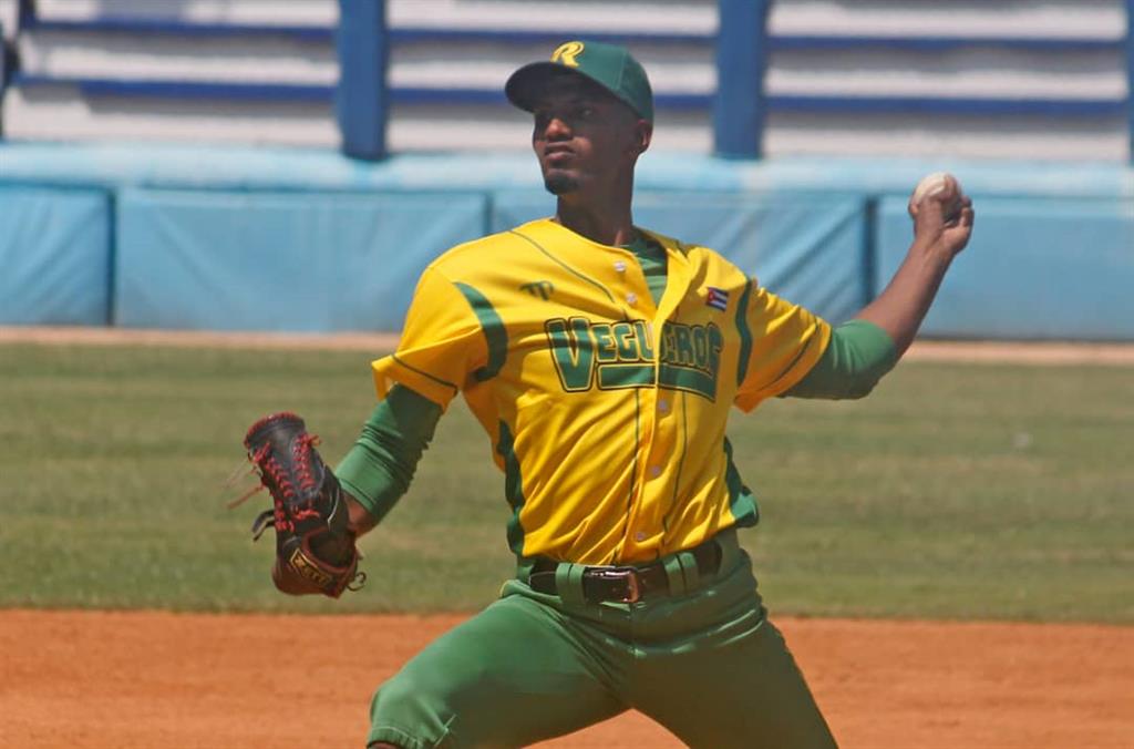 vegueros-siguen-imbatibles-en-el-beisbol-cubano