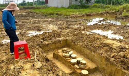 propietario-de-terreno-en-norte-de-vietnam-encuentra-vasijas-antiguas