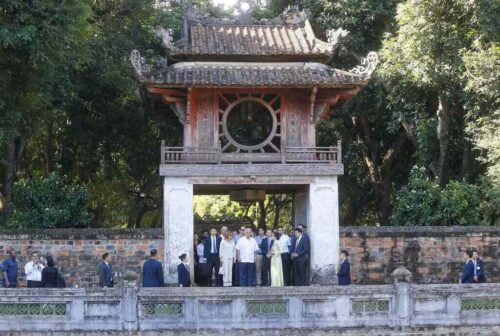 presidente-panameno-visita-milenaria-universidad-vietnamita